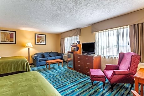 1 King Bed, 1 Queen Bed, Efficiency, Suite, Nonsmoking, Upgrade