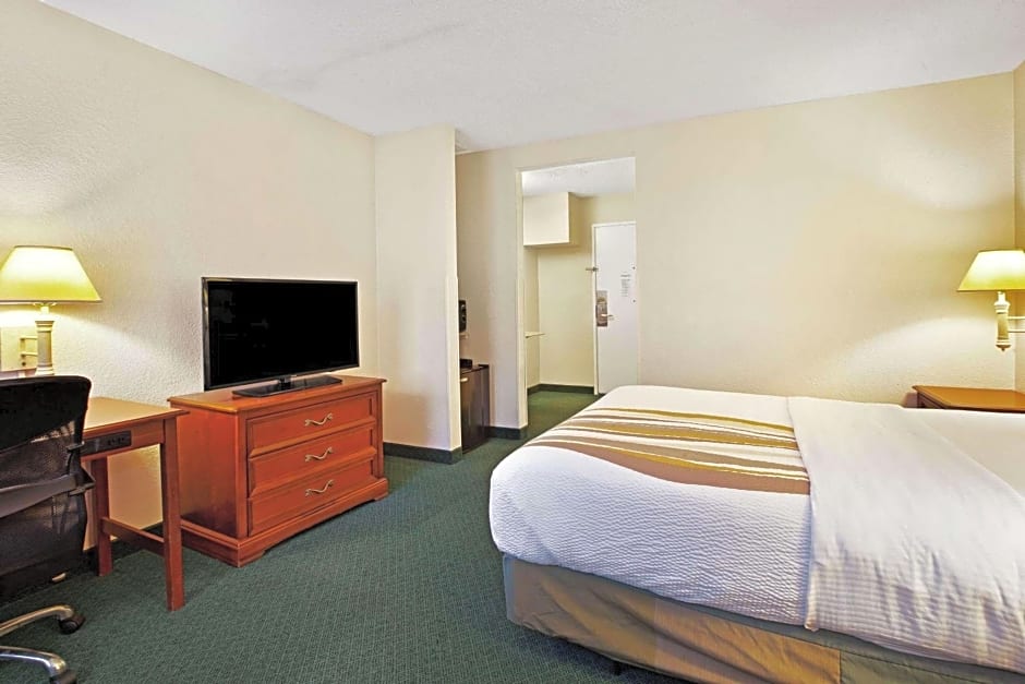 La Quinta Inn & Suites by Wyndham Detroit Canton