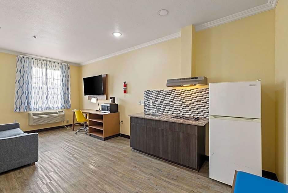 Days Inn & Suites by Wyndham Ft. Worth DFW Airport South