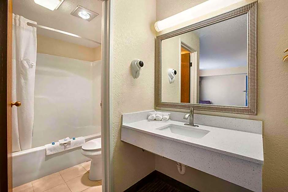 Days Inn by Wyndham Mackinaw City/Bridge