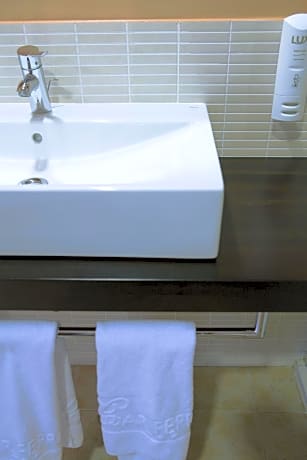 Suite (2 Adults + 1 Child)