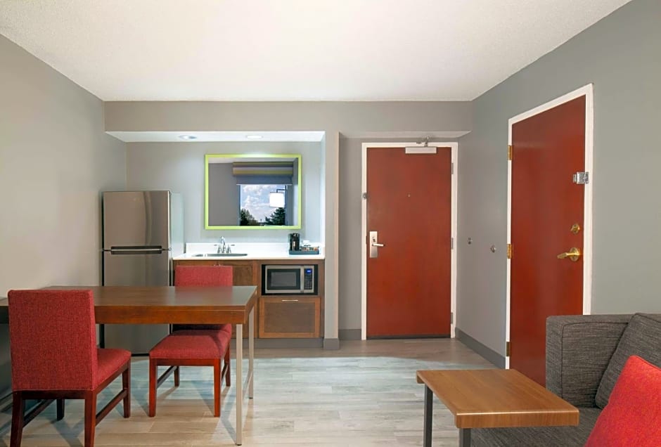 Hampton Inn By Hilton And Suites Atlanta Airport