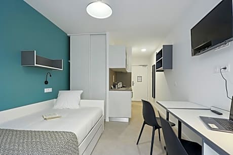 ECONOMIC STUDIO (LARGE SINGLE BED)