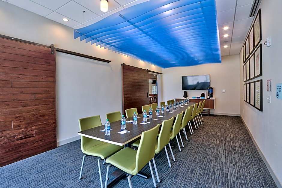 Holiday Inn Express & Suites Roswell By IHG