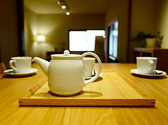 15 mins walk to Kyoto Station/5 mins to metro station B46-5