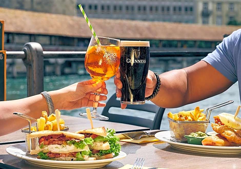 Hotel Pickwick and Pub "the room with a view"