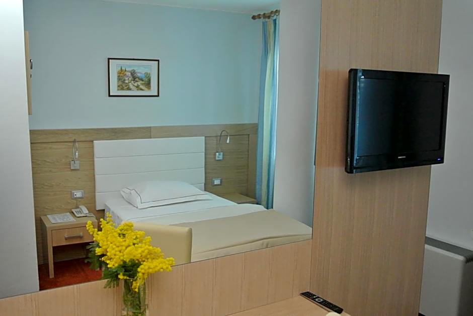 Photo 1 of 10 of Single Room