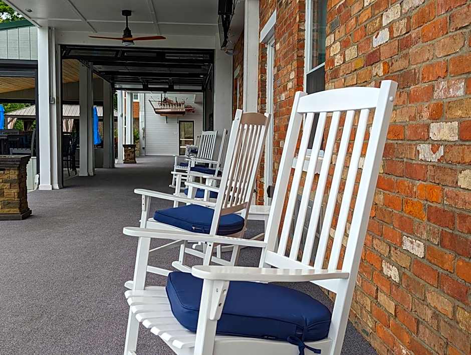 Riverboat Inn & Suites