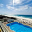 COUPLES GETAWAY, HONEYMOON SWEET, Perfectly Cozy Beach Front Condo with kitchen, pool, free parking,CHECK-IN AT DOOR