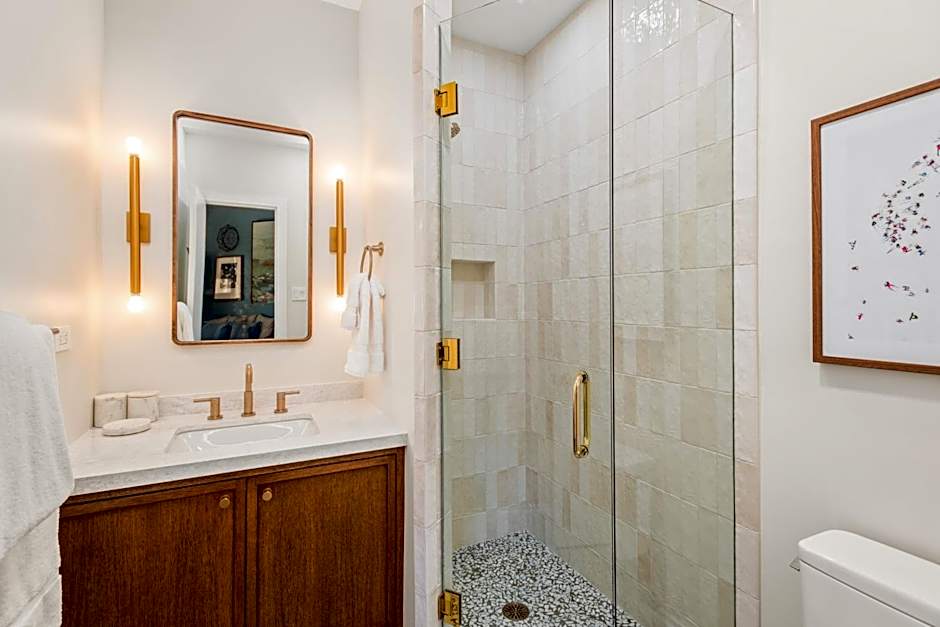 Independence Square 205, Stylish Hotel Room with AC, Great Location in Aspen