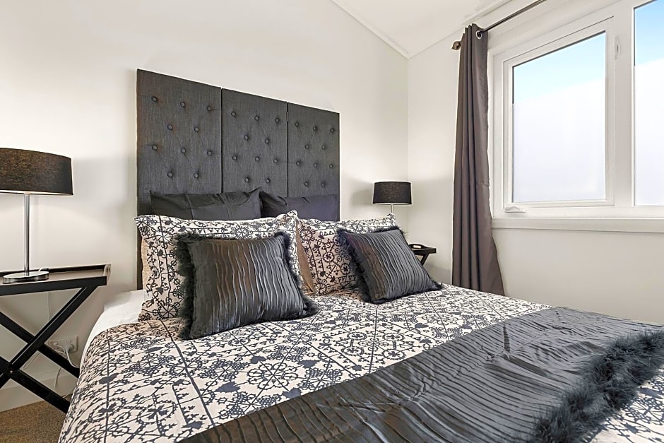 Blue Rosella on Piper