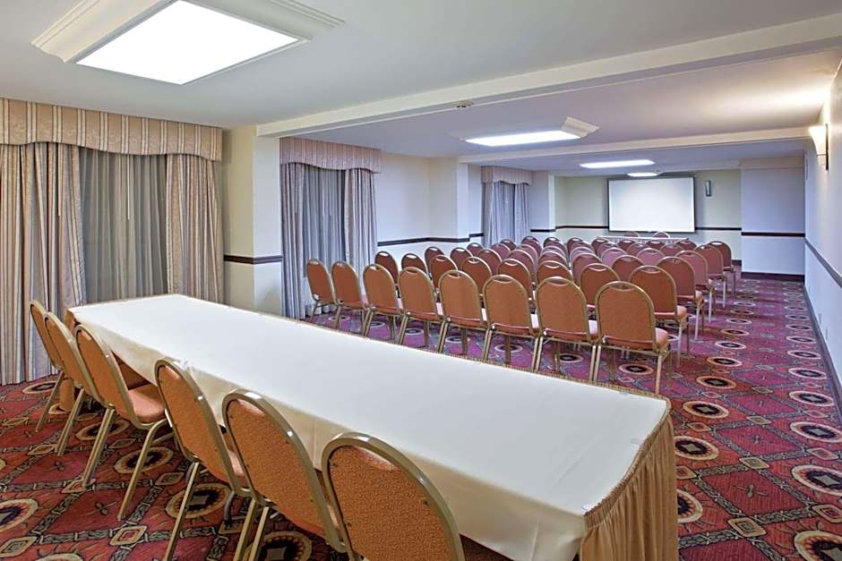 La Quinta Inn & Suites by Wyndham Downtown Conference Center