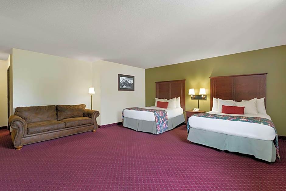 Studio 2 Queen Beds Suite, Mobility Accessible, Roll in Shower — 2 fotoğraftan 1. fotoğraf