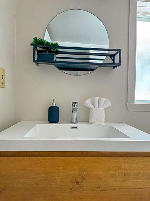 Lake retreat 5BR with SPA, watercraft and kids playground