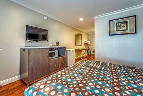 Deluxe Queen Room