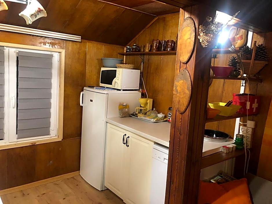 Letnisko SYMSAR 6, Drewniany domek letniskowy z ogrodem