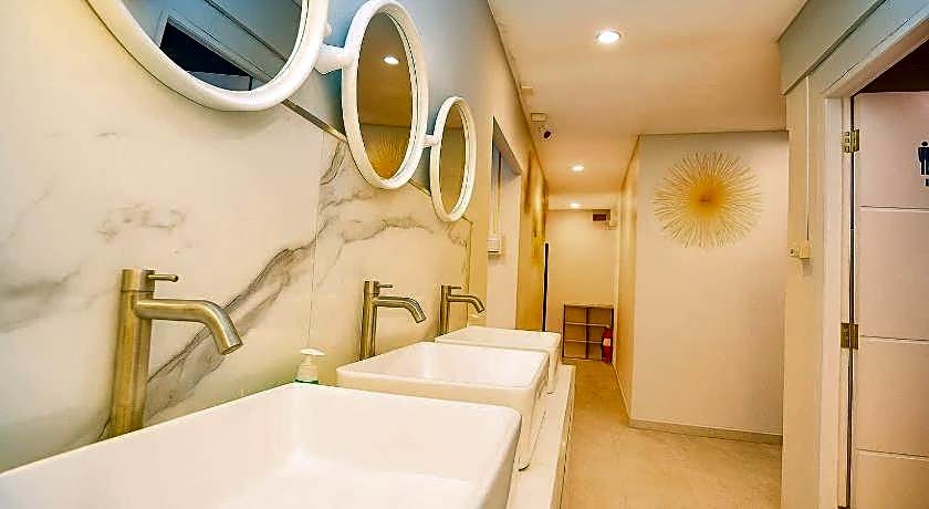 Eclipse Hostel and Bar