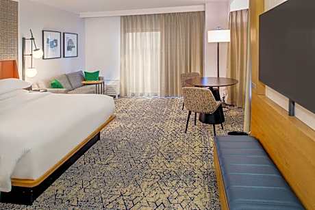 Executive Large Guest Rm, Club lounge access, Guest room, 1 King, Sofa bed, Corner room