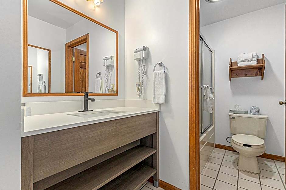 Snyders Shoreline Inn