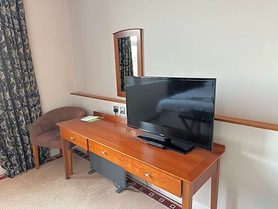 Admiralty Hotel & Restaurant