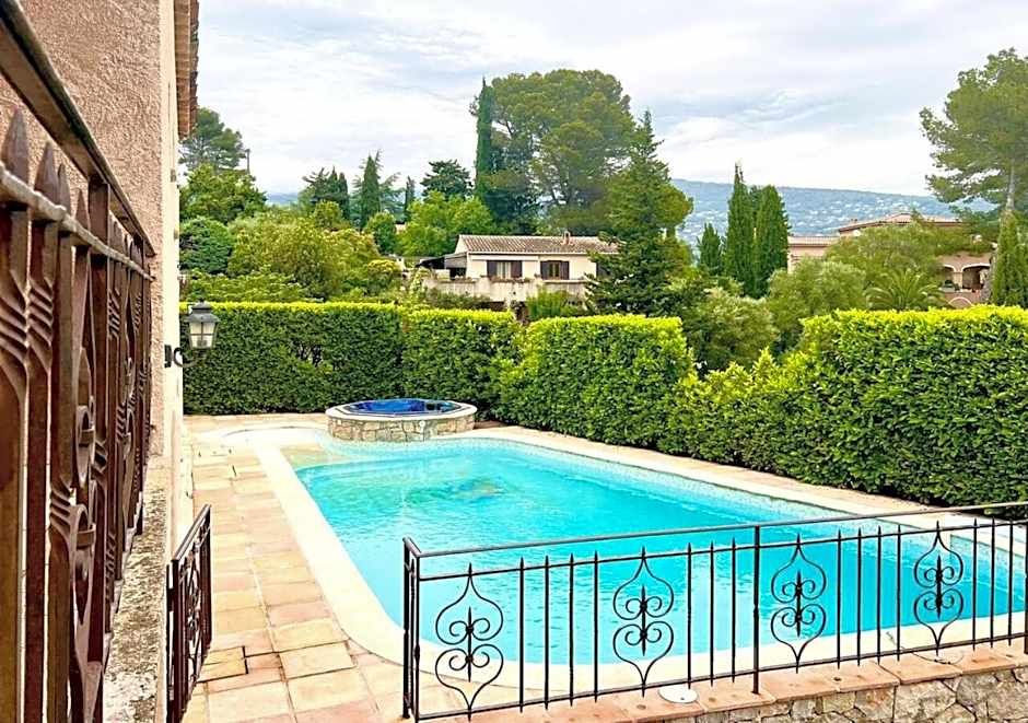 Suite Nymphéalove - Parking - Piscine - Jacuzzi - 50 m2 - CapitalChic Services Peymeinade
