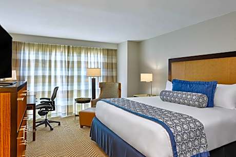 Traditional King Room with Courtyard View - Hearing Accessible