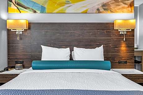 1 Queen Bed with Sofa Bed Oceanview Accessible