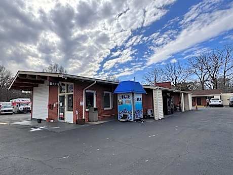 OYO Palm Leaf Motel