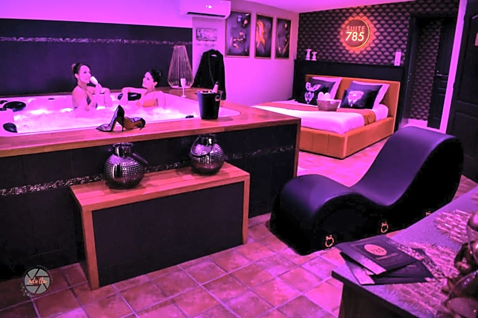 SUITE 785 Chambre Jacuzzi Sauna