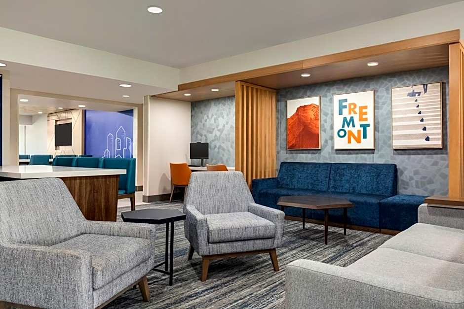 Holiday Inn Express & Suites North Fremont By IHG