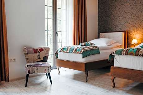 Standard Twin Room with Street View