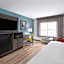 La Quinta Inn & Suites by Wyndham Greensboro