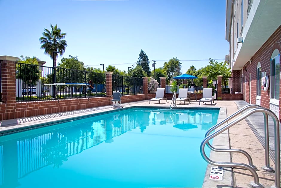 Holiday Inn Express & Suites Sacramento NE Cal Expo By IHG