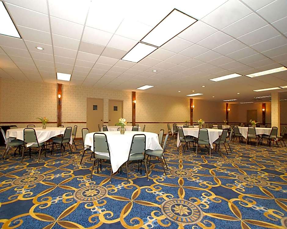 Clarion Hotel Broken Arrow - Tulsa