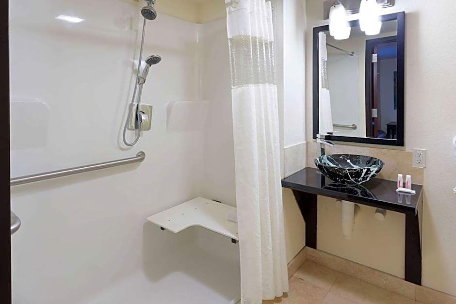 Days Inn & Suites by Wyndham Milwaukee