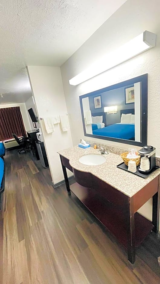 Pinckneyville Inn and Suites