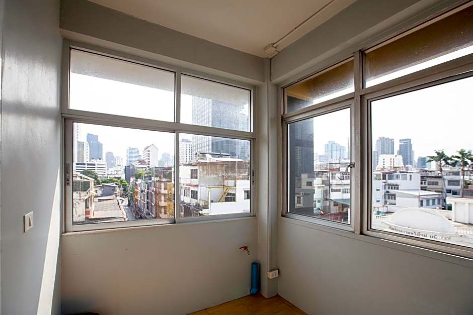 185@Surawong Residence