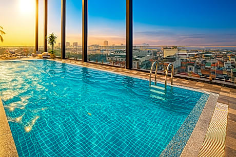 May De Ville Lakeside Hotel