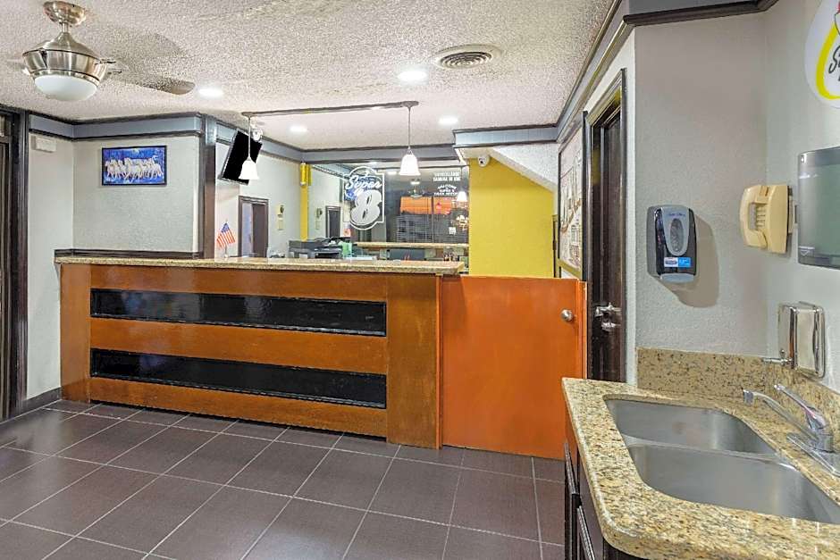 Super 8 by Wyndham Tulsa/Arpt/St Fairgrounds