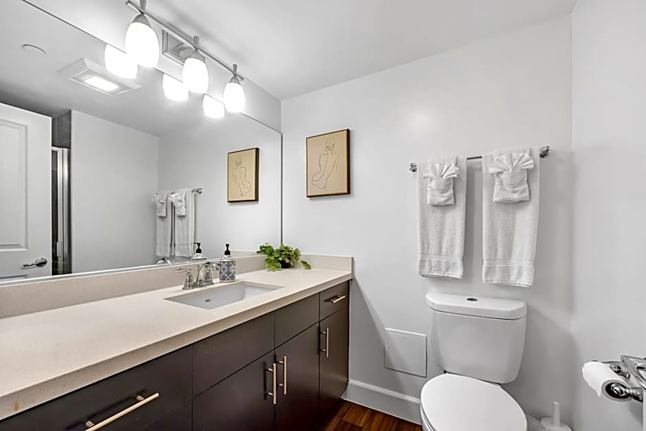 Modern Luxury 2 Bed with Panoramic City Views in Downtown LA