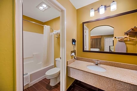 Suite-1 King Bed Non-Smoking Honeymoon Suite Jacuzzi Microwave And Refrigerator High Speed Internet