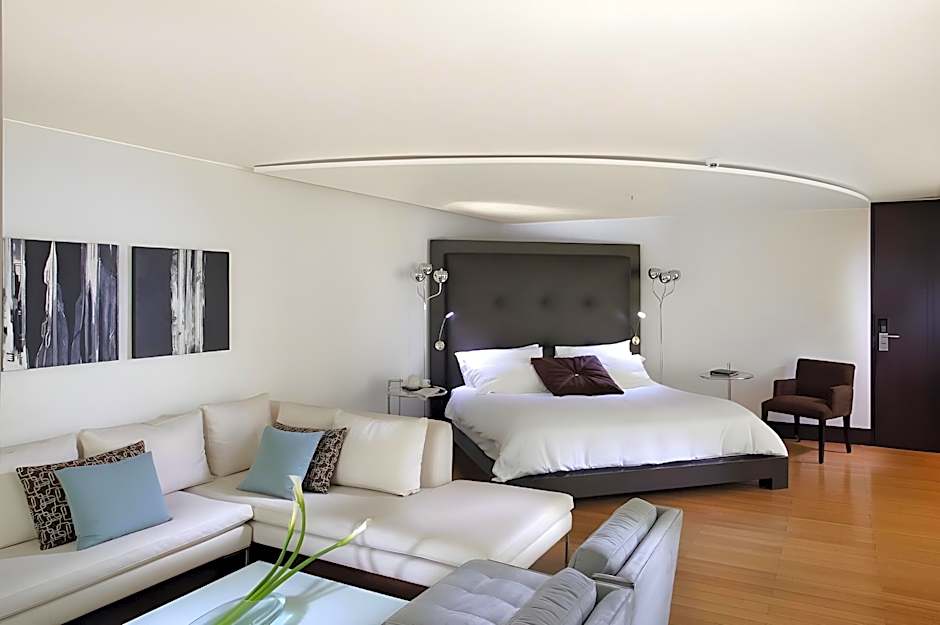 Photo 1 of 5 of Executive 1 King Bed