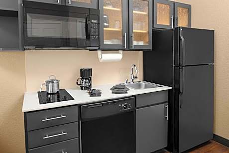 Queen Studio Suite with Batch Tub - Mobility Accessible - Non-Smoking