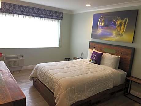 Deluxe Queen Room