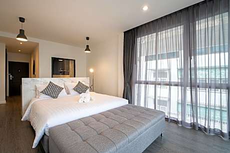 Executive Corner 1 King Bed Non-Smoking