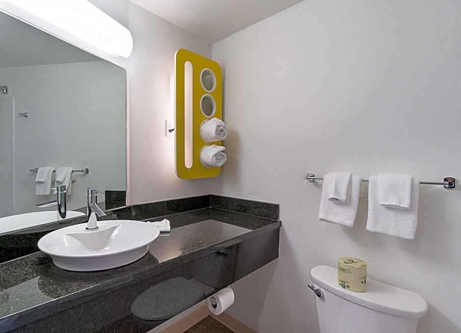 Studio 6 Bruderheim, AB