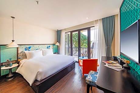 Superior King Room with River View