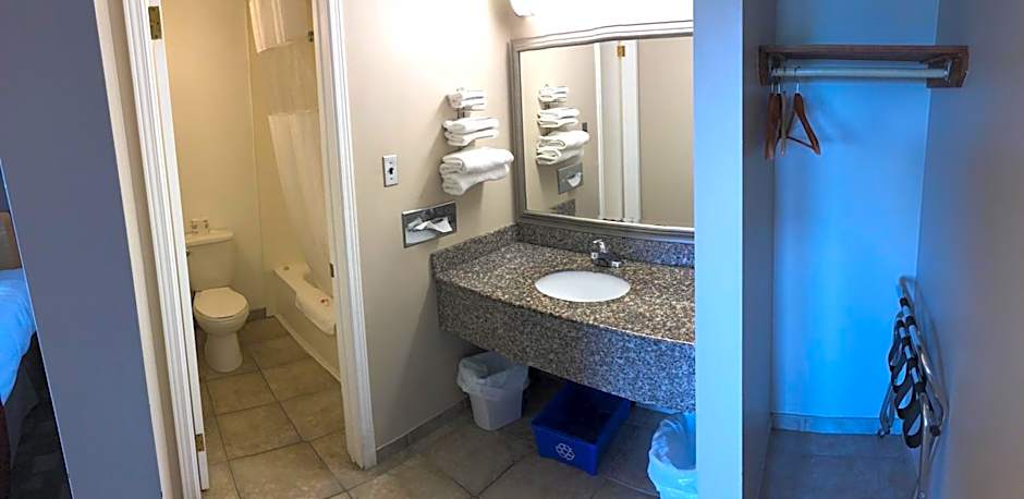 Knights Inn - Huntsville, ON