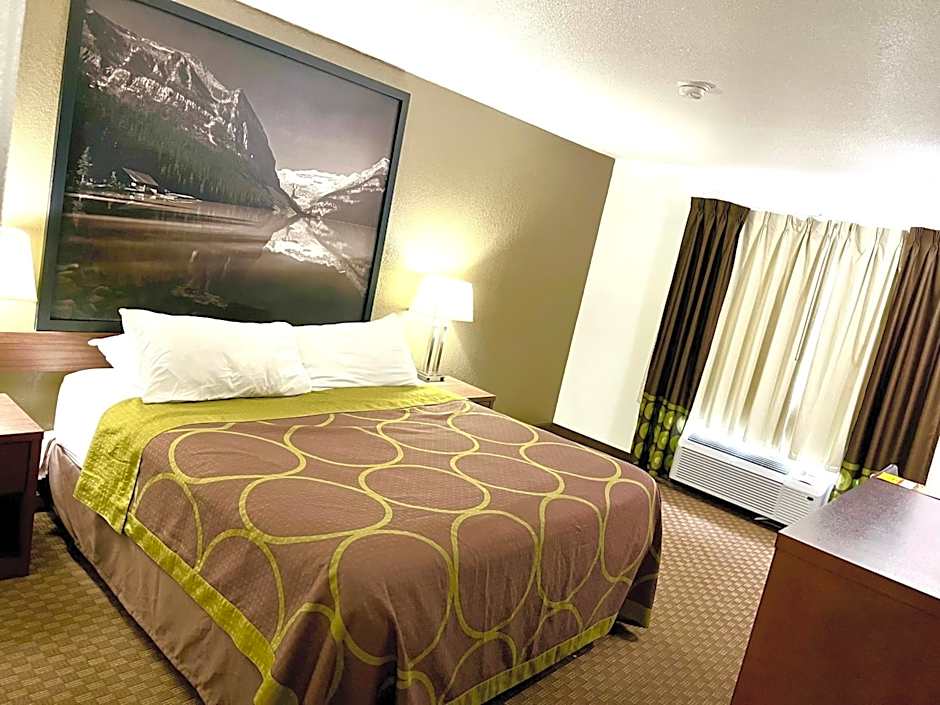 Super 8 by Wyndham Hinton