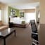 Holiday Inn Express Hotel & Suites Rogers By IHG